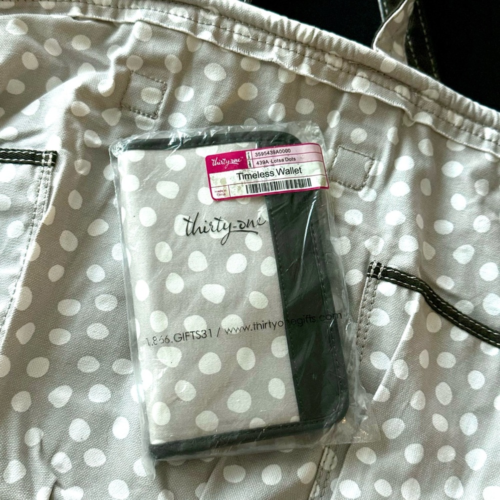 Retro metro tote with matching wallet!